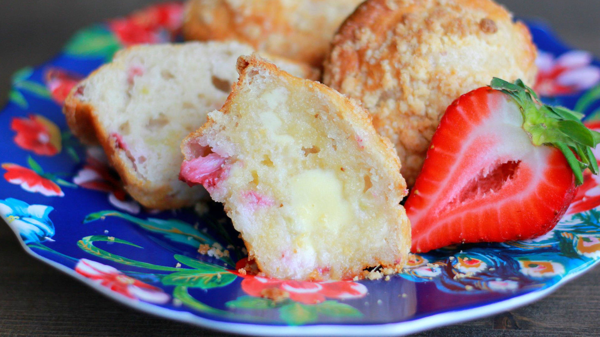 Gluten-Free Strawberry Rhubarb Streusel Muffins